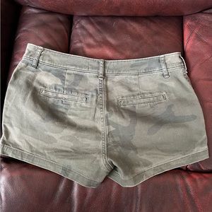 Abercrombie mid rise shorts size 00 but fits like a 0